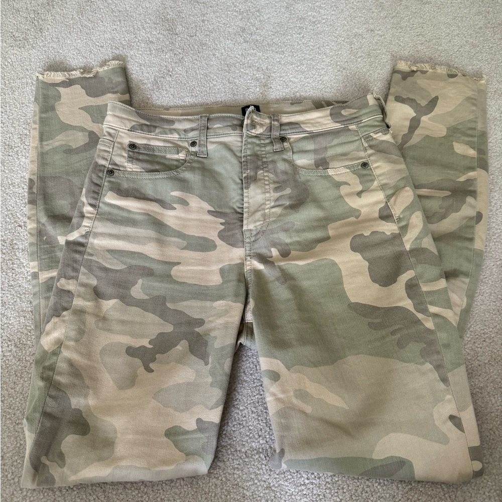 GAP women’s camo skinnies size 8 Tall